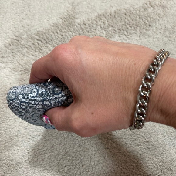 Super Cute Guess Mini - Picture 2 of 4